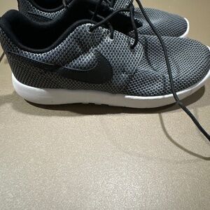New Nike Roshe One Size 2Y